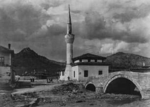 Moschee in Prilep : Blick auf die Moschee in Prilep mit Brücke davor