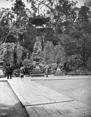 Ōtsu. Ishiyama-dera (12. und 16. Jahrhundert). Blick über Steinlaternen und Felsen zur Schatzpagode (Tahōtō) (1190 erneuert)