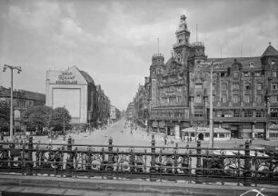 Prager Straße : Dresden, Blick von der Überführung am Hauptbahnhof über den Wiener Platz nach Norden in die Prager Straße. Rechts u.a. Sitz der Dresdner Feuerversicherung und der Kraftverkehr Sachsen AG