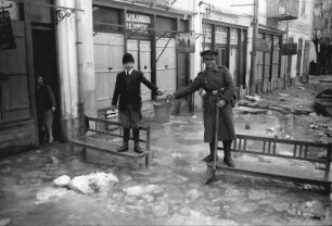 Giurgiu [Walachei]: Bänke als Steg