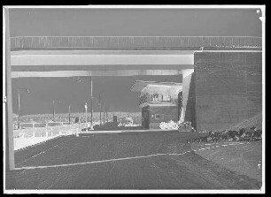 Staustufe Knetzgau. Schleusensteuerhaus mit Brücke über das Mittelhaupt. Schweinfurter Pegel = 50 cm.