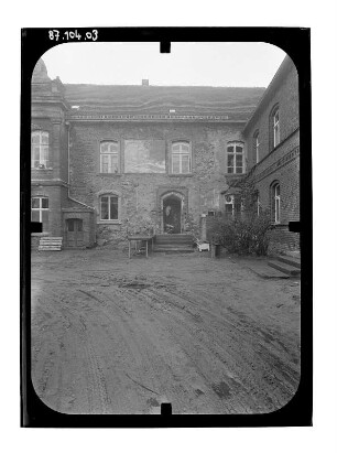 Meyenburg. Schloß (15. Jh., Umbau 1865-1866; F. Adler). Hofseite (Teilansicht) des Hauptflügels