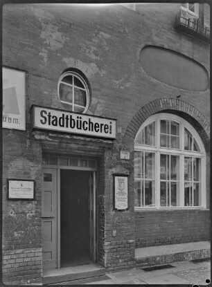 Eingang zur Stadtteilbibliothek West/Ingeborg-Bachmann-Bibliothek