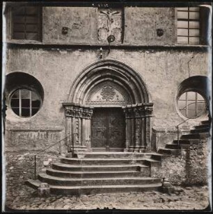 Stadtkirche, Nossen: Ansicht des romanischen Portals mit Freitreppe (Hauptportal aus dem Kloster Altzella)
