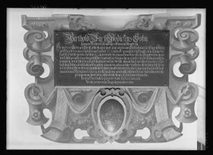 Inschrifttafel unter dem Bildnis Bertholds