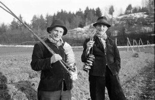Buchenbach: Scheibenschlagen; zwei Buben mit Scheiben und Ruten