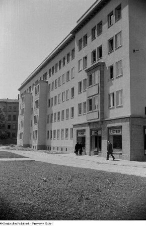 Außenansicht eines Hauses auf der Straße der III. Weltfestspiele (heute: Ranstädter Steinweg)