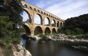 Römischer Aquadukt Pont du Gard : Die historische Brücke Pont du Gard in Südfrankreich, aufgenommen 2001