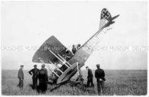 Soldaten an einem abgestürzten deutschen Flugzeug