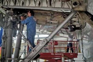 Air Maintenance Services; AMS; Firma; Betrieb; Inspektion; Wartung; spezialisiert auf Flugzeug-Recycling; Airbus; A 300; A300; Airbase Ahlhorn; Ahlhorn; Entsorgung. Ahlhorn, 2006, hier: Ausbau des Fahrgestelles
