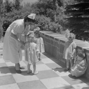 Erzieherinnen mit kleinen Kindern im Kinderheim in Sofia