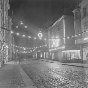 Winter in der Stadt, nachts : Bautzen. Reichenstraße. Nachtaufnahme mit Weihnachtsbeleuchtung