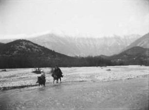 Reiter am Fluss : Zwei Reiter bei der Überquerung eines Flusses. Im Hintergrund Gebirge