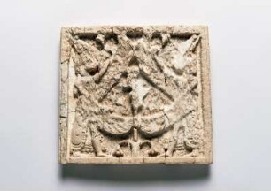 Elfenbeinrelief: "Gottheit auf der Blume"