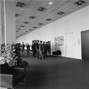 Verlag der Kunst, Ausstellung Kulturpalast : Dresden. Besucher während der Ausstellung des Verlages VEB Verlag der Kunst im Dresdner Kulturpalast (möglicherweise zum 20. Jahrestages des Verlages 1972)