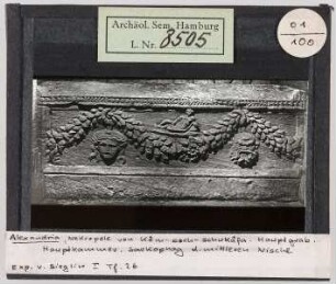 Alexandria: Nekropole von Kôm-esch-schukâfa, Hauptgrab, Hauptkammer, Sarkophag der mittleren Nische