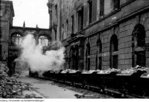 Dresden, Altstadt. Enttrümmerung im Gebiet Zwinger / Residenzschloß mit Feldbahn ("Trümmerbahn"), um 1952/1955