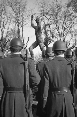 Gedenkstunde am Volkstrauertag vor dem Ehrenmal für die Gefallenen der beiden Weltkriege auf dem Karlsruher Hauptfriedhof