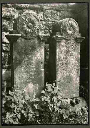 Friedhof. Zwei Grabsteine mit Akanthusrosetten