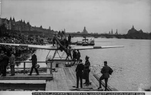Dresden. Wasserflugplatz Johannstadt. Startvorbereitungen am Verkehrsflugzeug Junkers F 13 W vor Eröffnung der Elbe-Flugstrecke Dresden-Magdeburg-Hamburg