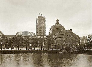 Billing, Hermann; Kiel (Schleswig-Holstein); Rathaus - Gesamtansicht vom Wasser aus mit eingerüstetem Turm