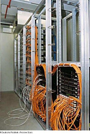 Sächsische Landesbibliothek - Staats- und Universitätsbibliothek Dresden, Zentralbibliothek. Abteilung Datenverarbeitung. Serverraum nach Installation erster Gerätetechnik und Kabelverbindungen : Dresden-Räcknitz, Zellescher Weg 18. Sächsische Landesbibliothek - Staats- und Universitätsbibliothek Dresden, Zentralbibliothek. Abteilung Datenverarbeitung. Serverraum nach Installation erster Gerätetechnik und Kabelverbindungen