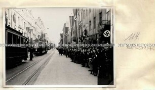 Menschenansammlung auf einer Straße in Lodz