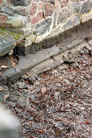 Fritz-Berodt-Straße 7-9: Hofanlage: Teich bei Niedrigwasser: Ufermauer, Detailaufnahme: Fundament: 10. Dezember 1993