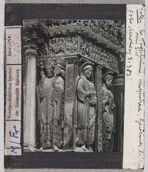 Arles, St. Trophime: Westportal, Gewände links, Hl. Trophimus vorn