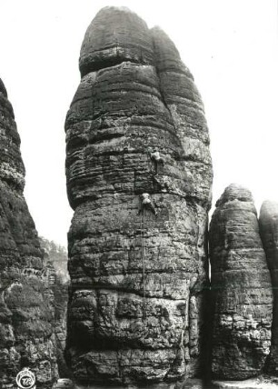 Sächsische Schweiz, Schrammsteine. Jungfer. Seilschaft Ehrhardt Renger bei der 2. Begehung des Nordwestweges (VIIc) über dem Ring