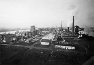 Hamburg-Wilhelmsburg. Blick auf das Werksgelände des Gaswerkes Kattwyk