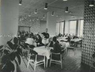 Im Restaurant des "Haus des Lehrers" in Berlin (Ost)