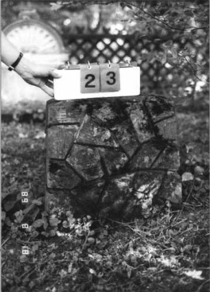 Grabstein 23 (Index: 100109170) Zustand: nur Sockel Maße HxBxT: 54x55x16 cm Beschreibung: nur Sockel: Grabstein 23