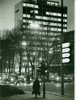 Hamburg-Neustadt. Esplanade bei Nacht. Im Hintergrund das BAT-Hochhaus