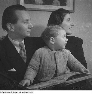 Porträt Christel Goltz und ihr Mann Theodor Schenk mit Sohn