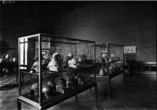 Aufstellung der Antikensammlung im Alten Museum, Antiquarium, Saal 2, Sammlung antiker Helme aus der Sammlung von Freiherr von Lipperheide
