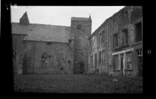 Nicht identifizierbare Ortschaft in der Gegend von Cambrai (Dep. Nord, Frankreich), Bourlon (Dep. Pas-de-Calais, Frankreich) und Esnes (Dep. Nord, Frankreich): "alte Kirche" neben einem weiteren alten Gebäude