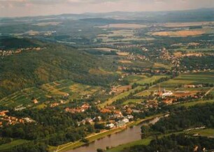 Dresden-Pillnitz. Stadtteilansicht mit Schloss Pillnitz, Elbe und Elbinsel gegen Oberpoyritz und Graupa. Luftbild-Schrägaufnahme von Westen