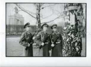 Aufzug der Ehrenwache am Sowjetischen Ehrenmal am Brandenburger Tor