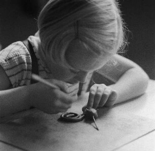Ganztagsschule (Spielen-Lernen-spielend lernen). Beim Basteln im Schulhort (wahrscheinlich in der Haydnschule in Dresden-Striesen)