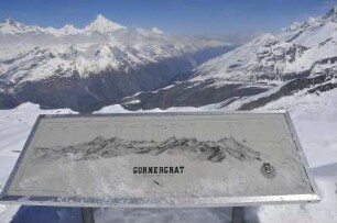 Zermatt - Tafel auf dem Gornergrat : Auf einer Informationstafel sind die Gipfel verzeichnet, die man vom Gornergrat sehen kann. Aufgenommen am 17. Mai 2010 bei Zermatt