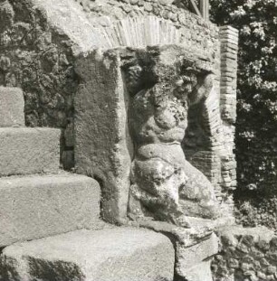 Pompeji, Eingang zum Kleinen Theater. Telamon