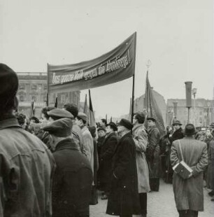 Berlin, Kundgebungsteilnehmer mit Losung gegen den Atomkrieg auf dem Schlossplatz (Marx-Engels-Platz)