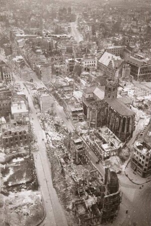 Hohestraße (richtig: Komödienstraße, An der Burgmauer; Blick vom Dom)