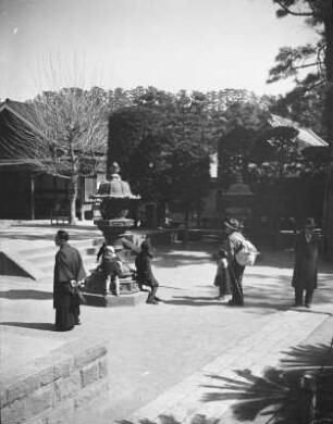 Kamakura. Kōtoku-in. Laterne vor dem Großen Buddha (Daibutsu)