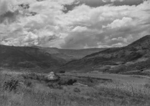 Amhara-Hütte : Eine Hütte der Amhara mit einem Garten und einem Durrha-Feld in einer Gebirgslandschaft bei Hirna.
