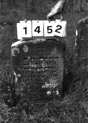 Grabstein 1452 (Index: 100098071) Maße HxBxT: 64x41x6 cm: Grabstein 1452
