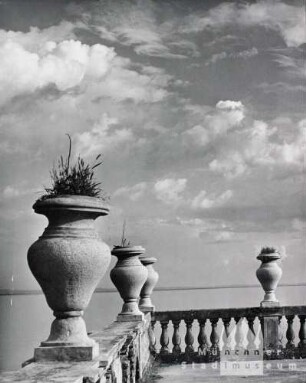 Gardasee. Bepflanzte Terrassenbrüstung über See
