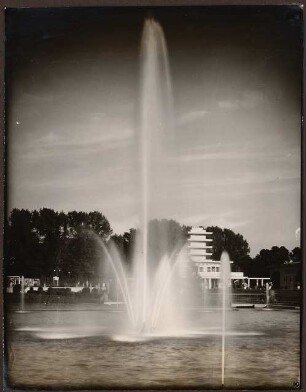 Fotoalbum: Deutsche Gartenbau- und Schlesische Gewerbe-Ausstellung (GUGALI), Liegnitz: Fontäne der Springbrunnen- und Wasseranlage vor Weinrestaurant und Rosenhof