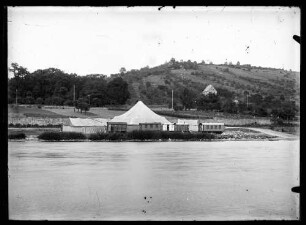 Kreuzwertheim, mit Zirkuszelt am Mainufer